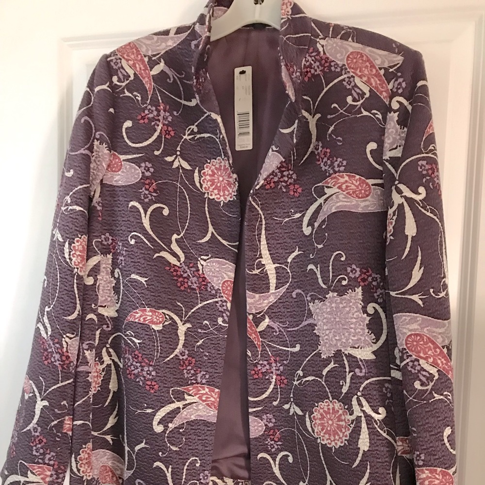New with tags Ellen Tracy purple Jacket with bursts of florals. Fully lined.